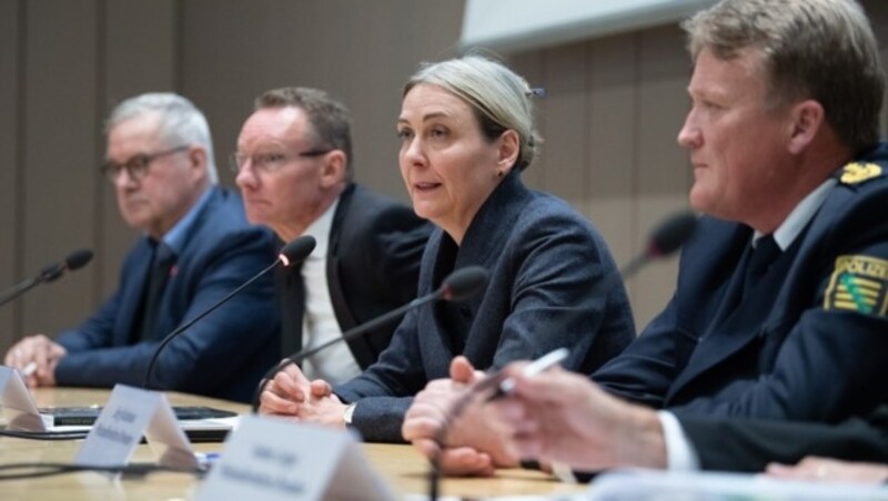 Von links nach rechts: Dirk Syndram, Direktor des Grünen Gewölbes, Staatsanwalt Klaus Roevekamp, Marion Ackermann, Generaldirektorin der Staatlichen Kunstsammlungen, und Dresdens Polizeichef Jörg Kubiessa (Bild: AFP)