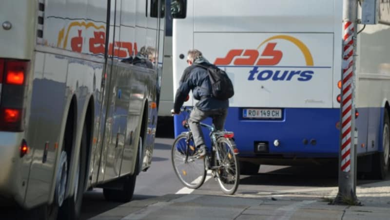 Busbucht ist gefährliche Engstelle: Radler werden oft „eingezwickt“ (Bild: OÖ Radlobby)