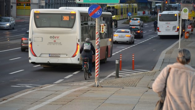 Am Urfahraner Ende der Nibelungenbrücke endet der Radweg: Sollen sich Pedalritter und -ritterinnen in Luft auflösen? (Bild: OÖ-Radlobby)