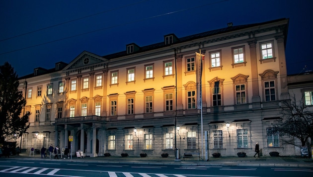 Das Schloss Mirabell erstrahlt von 27. November bis 2. Dezember in Orange und macht damit auf Gewalt gegen Frauen aufmerksam. Auch die Landeskliniken werden beleuchtet. (Bild: Stadt Salzburg/wildbild)