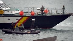 Die spanischen Behörden müssen das Drogen-U-Boot nun bergen. (Bild: APA/AFP/MIGUEL RIOPA)