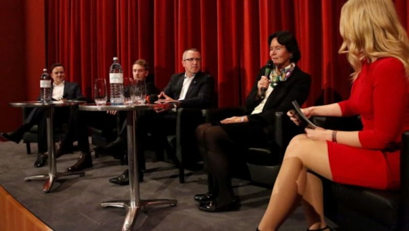 FACC-Marketing-Director Andreas Perotti (li.), Zukunftsforscher Tristan Horx, FACC-CEO Robert Machtlinger, Christine Catasta (Senior Partner PwC Austria) mit unserer Moderatorin Raphaela Scharf (Bild: Jöchl)