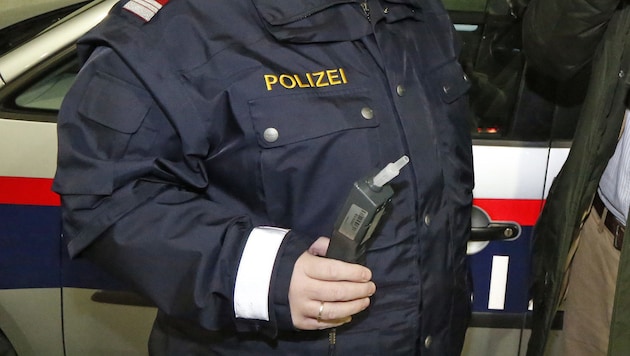 The man involved in the accident did not want to take a breathalyzer test. He spat at the police officers' feet. (symbolic image) (Bild: KRONEN ZEITUNG)