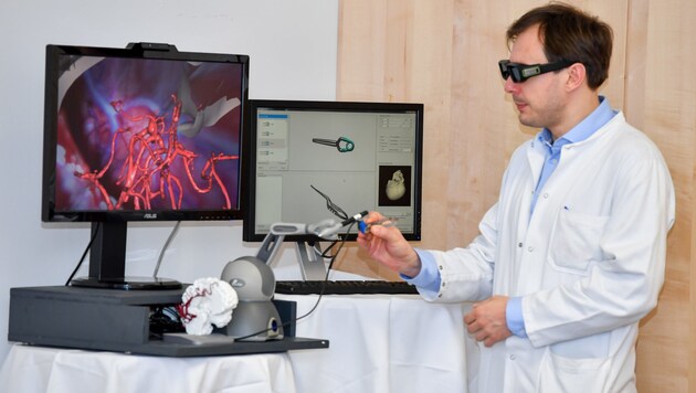 Matthias Gmeiner (Mitarbeiter in der Neurochirurgie am Kepler-Klinikum) zeigt vor, wie Operationen trainiert werden könnten. (Bild: Harald Dostal)