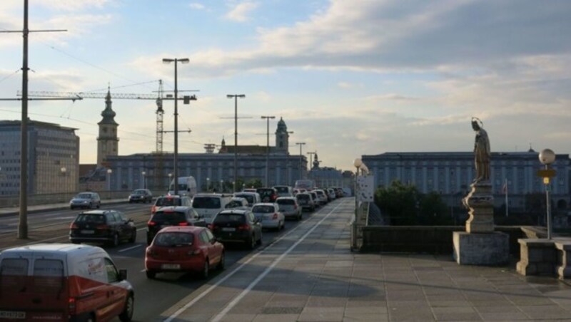 Stau auf der Nibelungenbrücke in Linz (Bild: Werner Pöchinger)