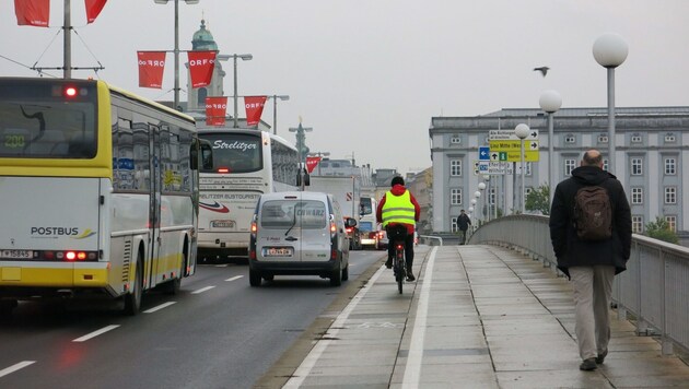 Der enge, fahrbahnnahe Radweg auf der Ostseite der Nibelungenbrücke. (Bild: Werner Pöchinger)