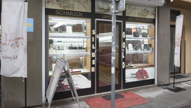 Am Dienstagvormittag war die Tür des Juweliers in Graz schon wieder repariert. (Bild: Elmar Gubisch)