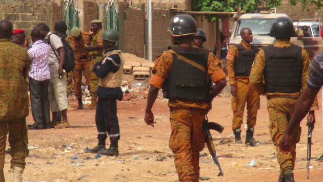 In Burkina Faso verüben islamistische Terrorzellen auch immer wieder Anschläge. (Bild: APA/AFP/STR)