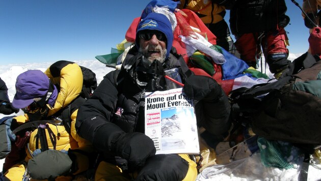 Als ältester Nicht-Asiate erreichte Helmut Linzbichler im Jahr 2008 den Gipfel des Mount Everest auf 8848 Metern Höhe. Damals sorgte er mit einer ganz speziellen Titelseite der „Krone“ für Aufsehen. (Bild: Linzbichler)