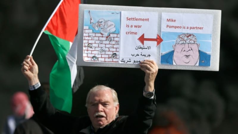 Dieser Demonstrant bezeichnet US-Außenminister Pompeo als Mittäter bei israelischen „Kriegsverbrechen“. (Bild: APA/AFP/ABBAS MOMANI)