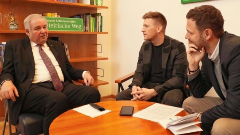 Hermann Schützenhöfer im Gespräch mit den „Krone“-Redakteuren Ernst Grabenwarter (Mitte) und Marcus Stoimaier (rechts) (Bild: Jürgen Radspieler)