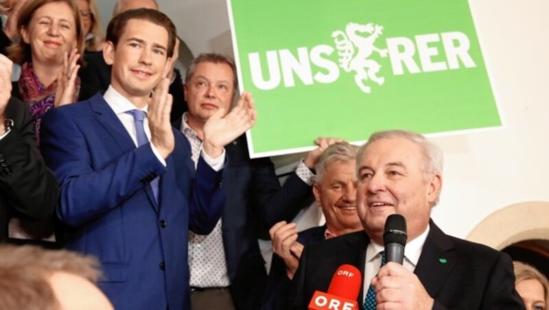 Sebastian Kurz und Hermann Schützenhöfer jubeln über den ÖVP-Sieg bei den steirischen Landtagswahlen. (Bild: ERWIN SCHERIAU / APA / picturedesk.com)