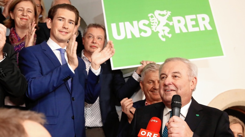 Sebastian Kurz und Hermann Schützenhöfer jubeln über den ÖVP-Sieg bei den steirischen Landtagswahlen 2019. (Bild: ERWIN SCHERIAU / APA / picturedesk.com)