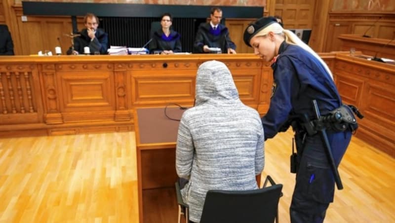 Einer der Angeklagten vor dem Richtersenat (Bild: Markus Tschepp)