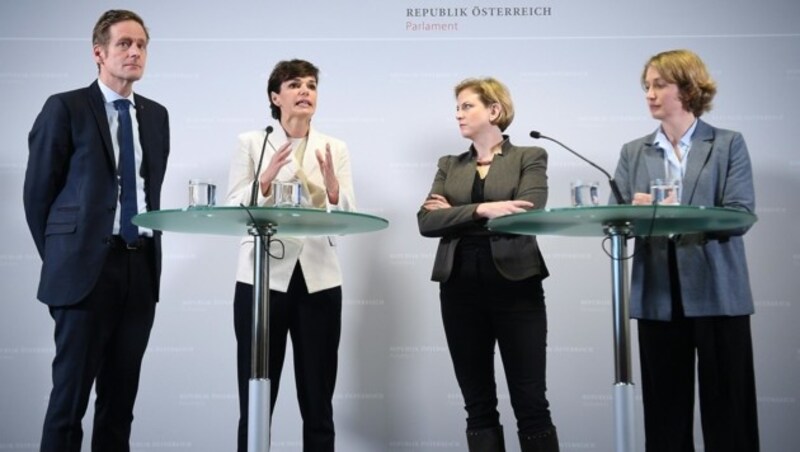 Jan Krainer, Pamela Rendi-Wagner (beide SPÖ), Beate Meinl-Reisiniger und Stephanie Krisper (beide NEOS) (Bild: APA/HELMUT FOHRINGER)