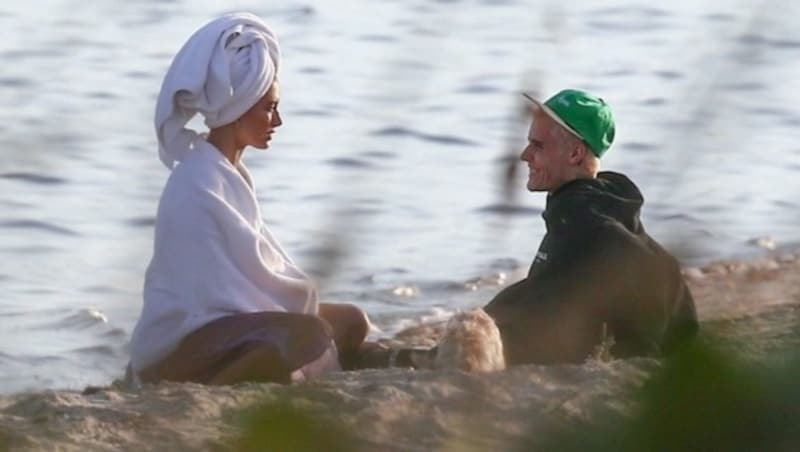 In einer Pause bei den Fotoaufnahmen unterhält sich Hailey mit Ehemann Justin Bieber. (Bild: www.PPS.at)