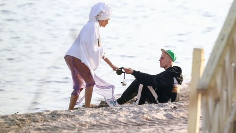 Justin Bieber besucht seine Frau Hailey bei einem Fotoshooting am Strand. (Bild: www.PPS.at)