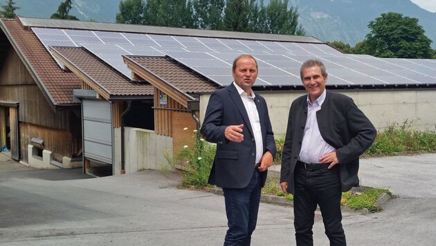 LHStv. Josef Geisler (links) und LLA-Direktor Josef Norz vor der Photovoltaikanlage auf dem Kälberstall, die bereits 2015 errichtet wurde. (Bild: Land Tirol)