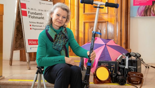 Petra Walker mit Fundstücken, die verkauft werden. (Bild: Camera Suspicta / Susi Berger)