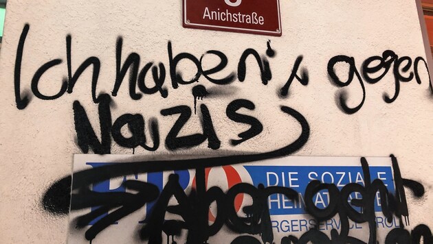 Sprayer verunstalteten den Eingang zum FPÖ-Büro in Innsbruck (Bild: LIEBL Daniel)