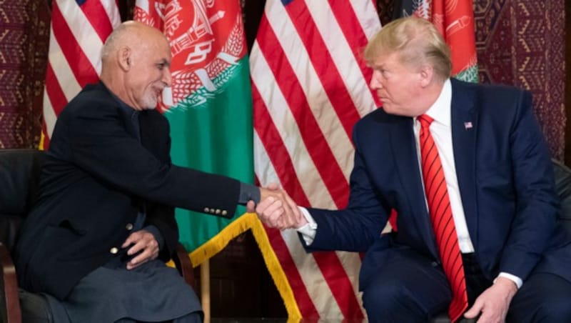 Der Präsident von Afghanistan, Ashraf Ghani, und US-Präsident Donald Trump geben sich die Hand. (Bild: AP)