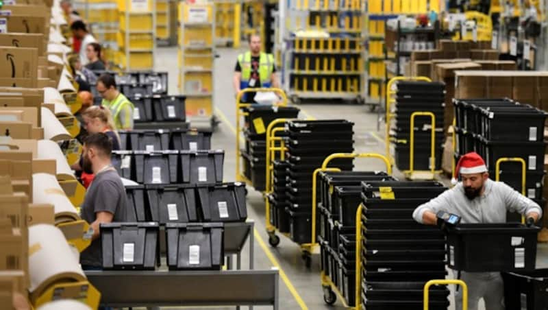 Amazon-Mitarbeiter sortieren in einer Zentrale in Peterborough, Ostengland, Produkte. (Bild: AFP)