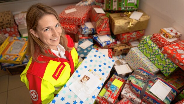 Frohes Lächeln auch für benachteiligte Kinder in Österreich: Das Christkind bringt ihnen Geschenke aus den Samariterbund-Sammelstellen. (Bild: Samariterbund)