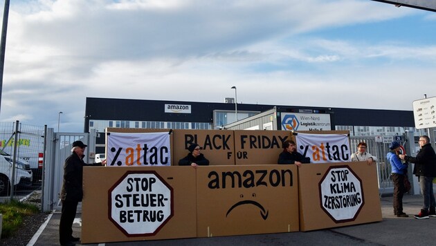 Die Bewegung Attac, die sich für eine stärkere Regulierung internationaler Großkonzerne starkmacht, protestierte am „Black Friday“ vor einem Amazon-Zentrum nahe Wien. (Bild: attac.at)