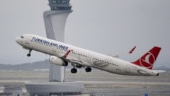 Bei einem Inlandsflug in der Türkei kam es zu schweren Turbulenzen, bei denen sich eine Stewardess die Wirbelsäule gebrochen hat. (Bild: AFP)