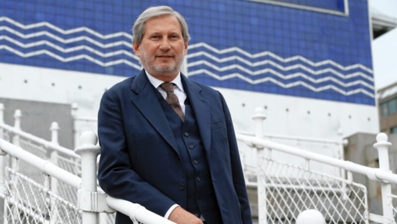 Johannes Hahn vor dem Otto-Wagner-Schützenhaus (Bild: Klemens Groh)