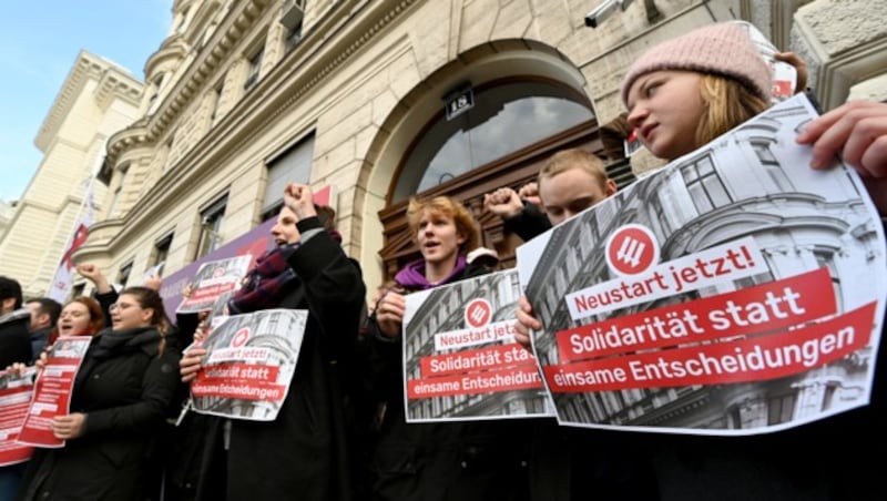 Ein Flashmob vor der Bundesparteizentrale der SPÖ in Wien anlässlich der Kündigungen (Bild: APA/ROLAND SCHLAGER)