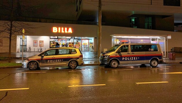 Polizeiautos vor dem Billa in der Siebenstädterstraße (Bild: Tschepp Markus)