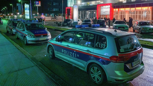 Polizei-Großeinsatz: Alle Nachtschwärmer mussten das Gebäude verlassen. (Bild: Markus Tschepp)