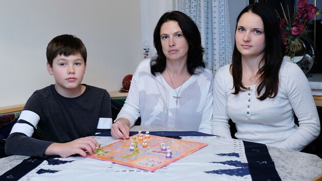 Witwe Daniela (40), hier mit ihren Kindern Mathias (13) und Nadine (20), versucht seit dem Tod von Ehemann Erwin (41), den Bauernhof allein zu managen. (Bild: Horst Einöder/Flashpictures)