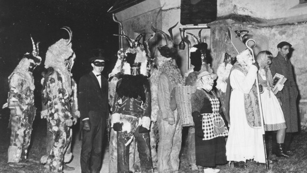 Nikologang mit Krampussen und weiteren Maskierten 1964 in Suetschach. (Bild: Landesmuseum Kärnten Abt. Volkskunde)