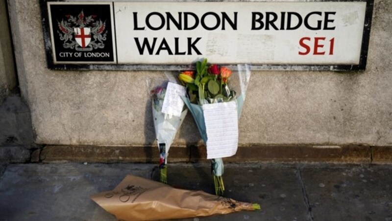 Mit Blumen wird auf der London Bridge den Opfern des jüngsten Terroranschlags gedacht. (Bild: AFP)