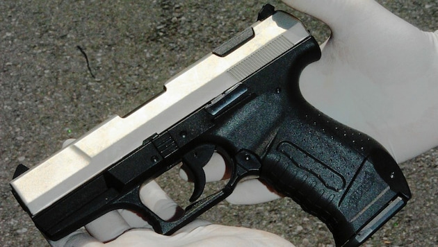 Der Räuber hatte beim Überfall eine silberne Pistole (Symbolbild) (Bild: zoom.tirol)