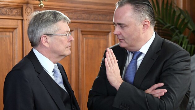 Die SPÖ-Landeshauptleute Peter Kaiser (li.) und Hans Peter Doskozil (Bild: APA/HANS KLAUS TECHT)