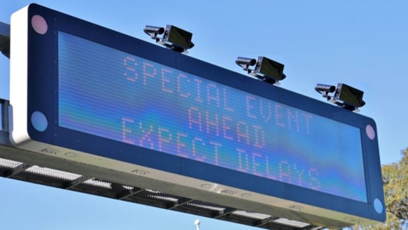 Eine der Kameras blitzt von oben durch die Frontscheibe, um so die Hände der Lenker sichtbar zu machen. (Bild: Transport of NSW)