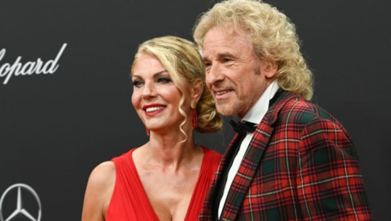 Thomas Gottschalk mit seiner Lebensgefährtin Karina Mroß bei der 71. Bambi-Verleihung (Bild: Patrick Seeger / dpa / picturedesk.com)