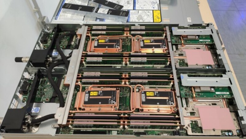 So sehen die Rechenmodule des VSC-4 aus. Sie werden im Doppelpack ins Rack gepackt und mit durch die Kupferleitungen über CPU und RAM fließendem Wasser gekühlt. Das Ventil ganz links, das den Knoten mit dem Kühlsystem verbindet, muss höchsten Standards genügen und kommt aus der Luftfahrttechnik. (Bild: Dominik Erlinger)