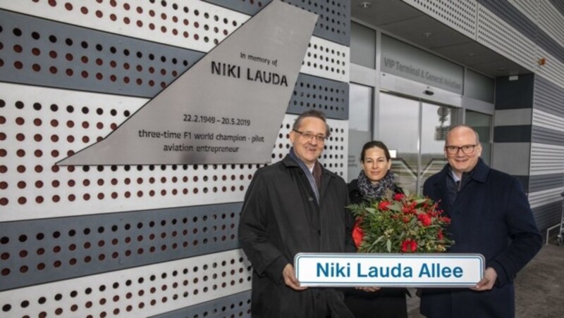 Witwe Birgit Lauda mit den Flughafen-Vorständen Julian Jäger (r.) und Günther Ofner am Eingang zum VIP Terminal (Bild: APA/ERNST KAINERSTORFER)