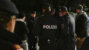 Zum Polizeieinsatz (Symbolbild) kam es mitten in der Nacht am Hauptplatz in St. Johann. (Bild: APA/HERBERT NEUBAUER, Krone KREATIV)