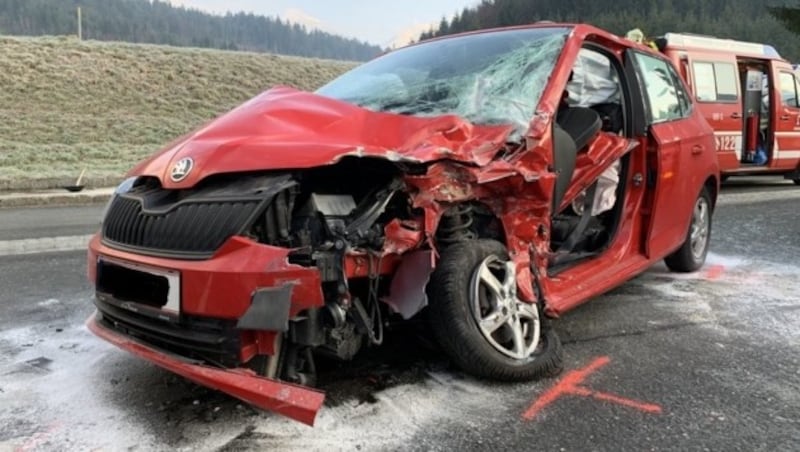 Das Auto wurde völlig zerstört. (Bild: FF Hermagor)