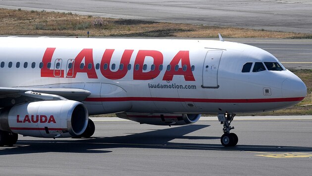 Eine Lauda-Maschine (die zum Ryanair-Konzern gehört) wurde von zwei Abfangjägern der Royal Air Force eskortiert. (Bild: APA/Roland Schlager)