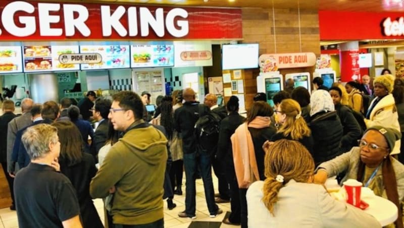 Pause vom Klimakämpfen beim Fast-Food-Giganten in Madrids Messehallen, Müllberge inklusive ... (Bild: Michael Pichler)