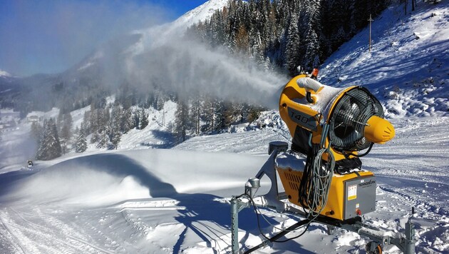 Aus vollen Rohren blasen die Schneekanonen derzeit über diverse steirische Skigebiete, in denen die Temperaturen passen. (Bild: Melanie Hutter)