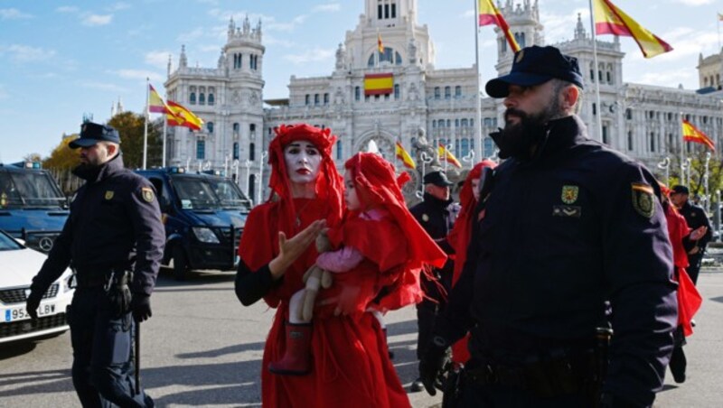 Aktivisten der Bewegung Extinction Rebellion demonstrieren anlässlich des Klimagipfels in Madrid. (Bild: AFP OR LICENSORS)