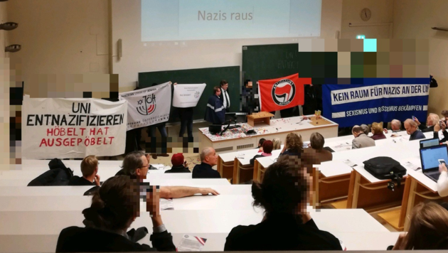 Protestaktion während einer Vorlesung des Historikers Lothar Höbelt (Bild: ÖH Uni Wien)