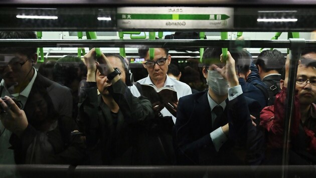 Fahrgäste der Tokioter Ringlinie Yamanote (Bild: AFP)